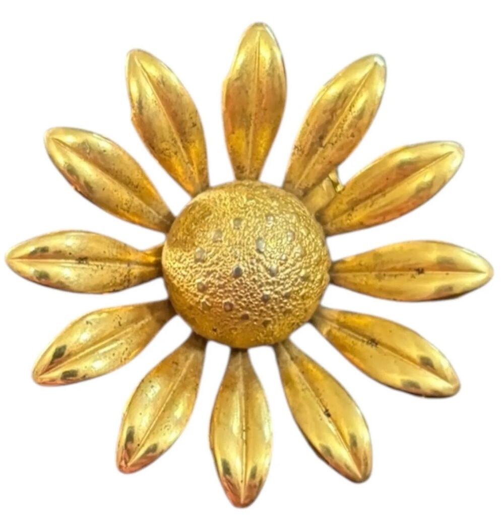 Vintage Gold Tone Daisy Flower Brooch Textured Center Floral Pin Retro Estate